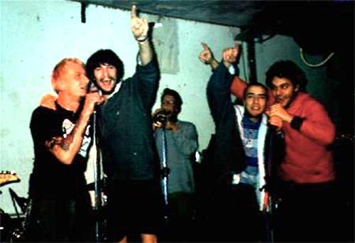 The BackSeatsCosi!!! - Feliçio & Machno & Turi making chorus in the BackseatsCosi! - Sorry. You take my power. Sorry. You make me fool! - Hamburg @  Hafenklang 30.12.2ooo (pic by Lele)
